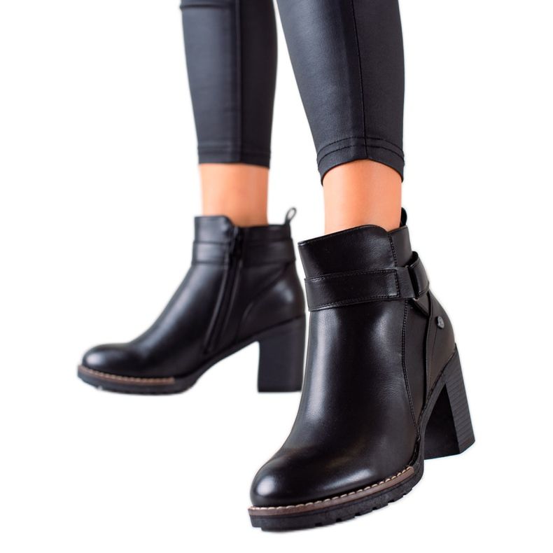 TRENDI Botas casuais em uma postagem preto