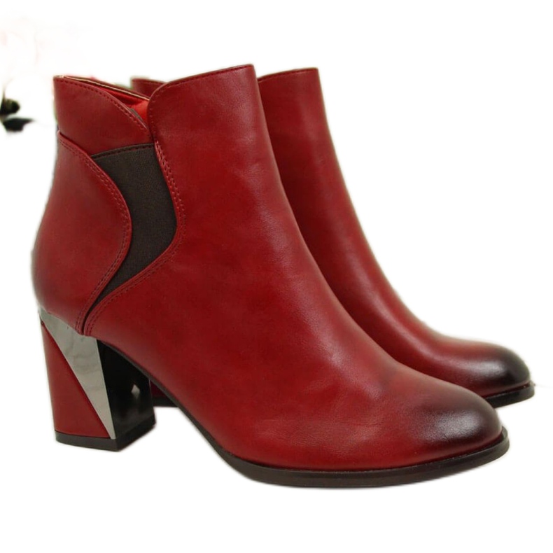 Botas em um poste decorativo, isolado Jezzi W JEZ251A cor de vinho preto vermelho
