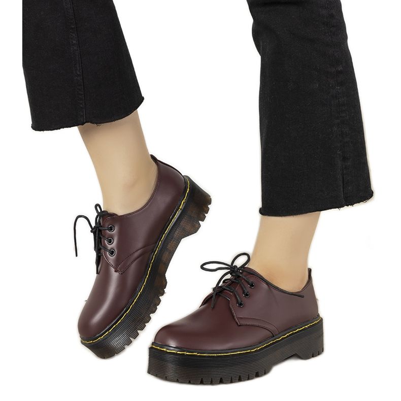 Brogues marrons em uma sola ronde grossa vermelho