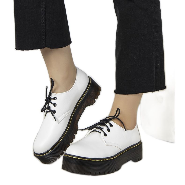 Sapatos brancos em sola grossa Ronde