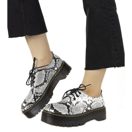 Sapatos de pele de cobra preta com sola Ronde grossa branco