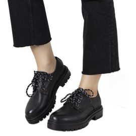 Sapatos pretos com sola grossa da Gingras