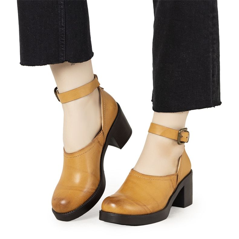 Sapatos de camelo no posto de Christiane castanho