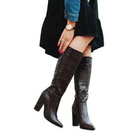 Botas marrons no posto de Phoebo marrom preto