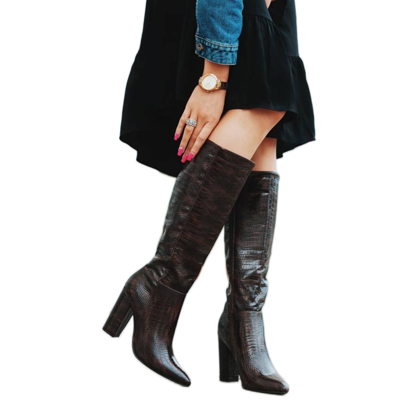 Botas marrons no posto de Phoebo castanho preto