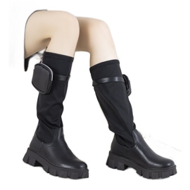 Botas pretas com um sachê Joly preto