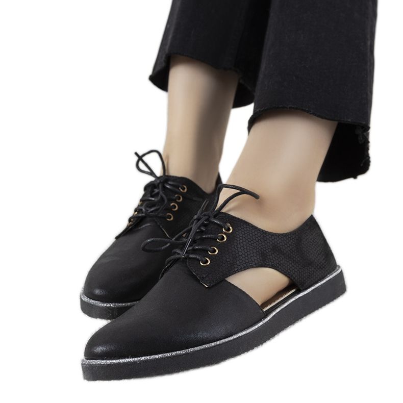 Sapatos Karley pretos brilhantes de corte baixo