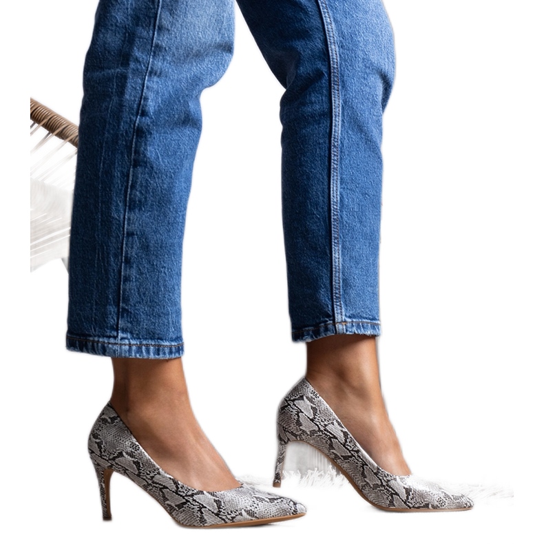 Sapatos bege no padrão de pele de cobra Nickle