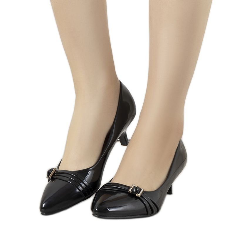 Sapatos pretos no salto baixo de Majora