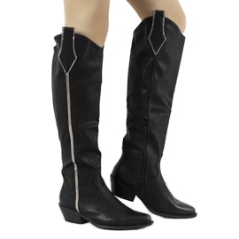 Botas pretas no poste Garay preto