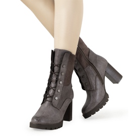 Botins castanhos no poste Alvarado cinza