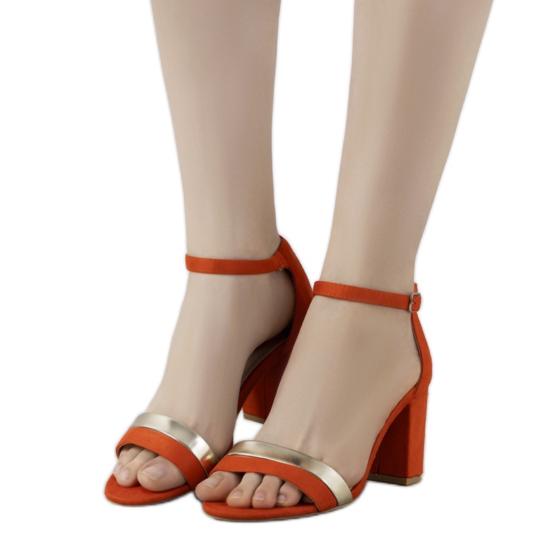 Sandálias laranja no poste Kino