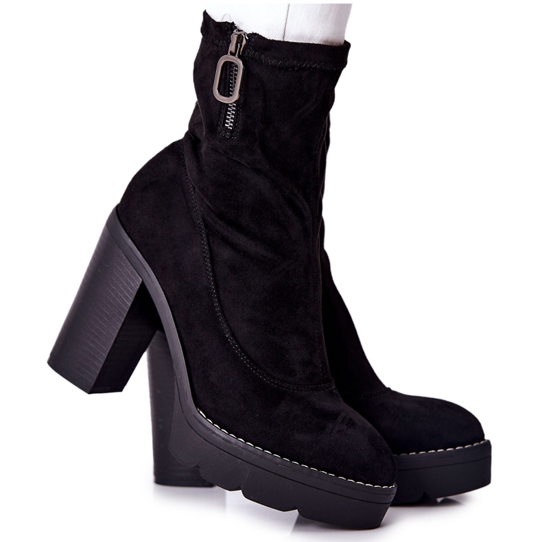 PG1 Botas pretas de camurça Marlevo em uma postagem preto