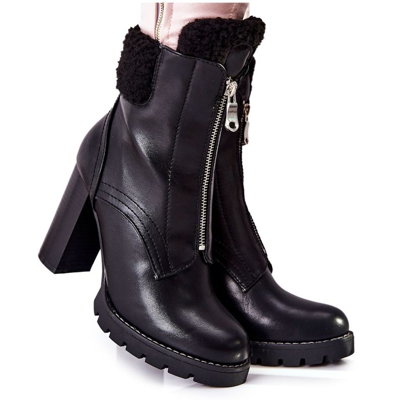 Botas pretas em um post Arleston preto