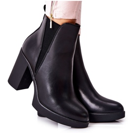 PG1 Botas de couro em um poste de linari preto