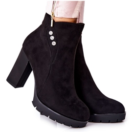 PG1 Botas pretas de camurça Lagerlla em um post preto