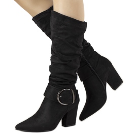 Botas pretas no poste Berie preto