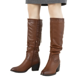 Botas marrons no posto de Landry marrom