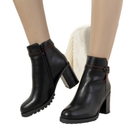 Botas pretas com isolamento no poste de Murray preto