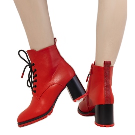 Botas vermelhas isoladas com amarração Skow vermelho