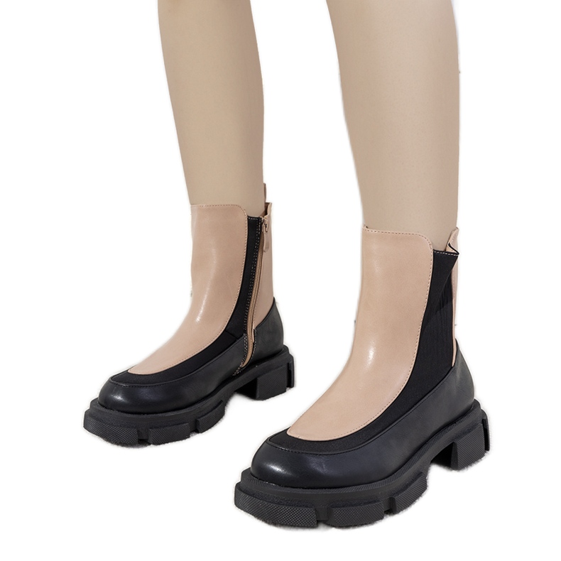 Botas pretas e rosa em uma sola Lynne grossa bege preto