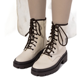 Botas com isolamento bege em uma sola Dena grossa Botas com isolamento bege em uma sola Dena grossa