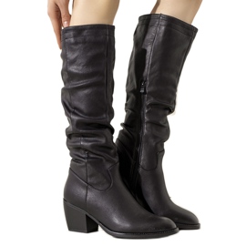 Botas pretas no posto Landry preto