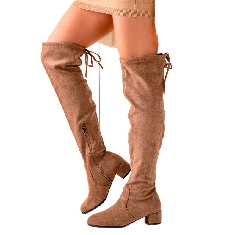 Mosqueteiros bege elegantes castanho