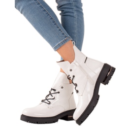 Trabalhadores com cadarços elegantes por Sergio Leone branco