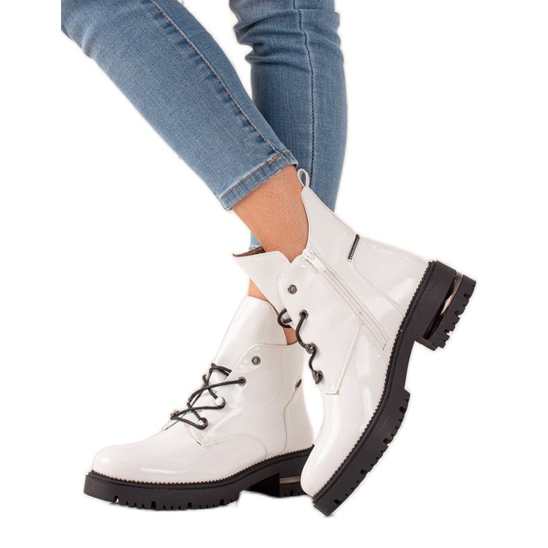 Trabalhadores com cadarços elegantes por Sergio Leone branco