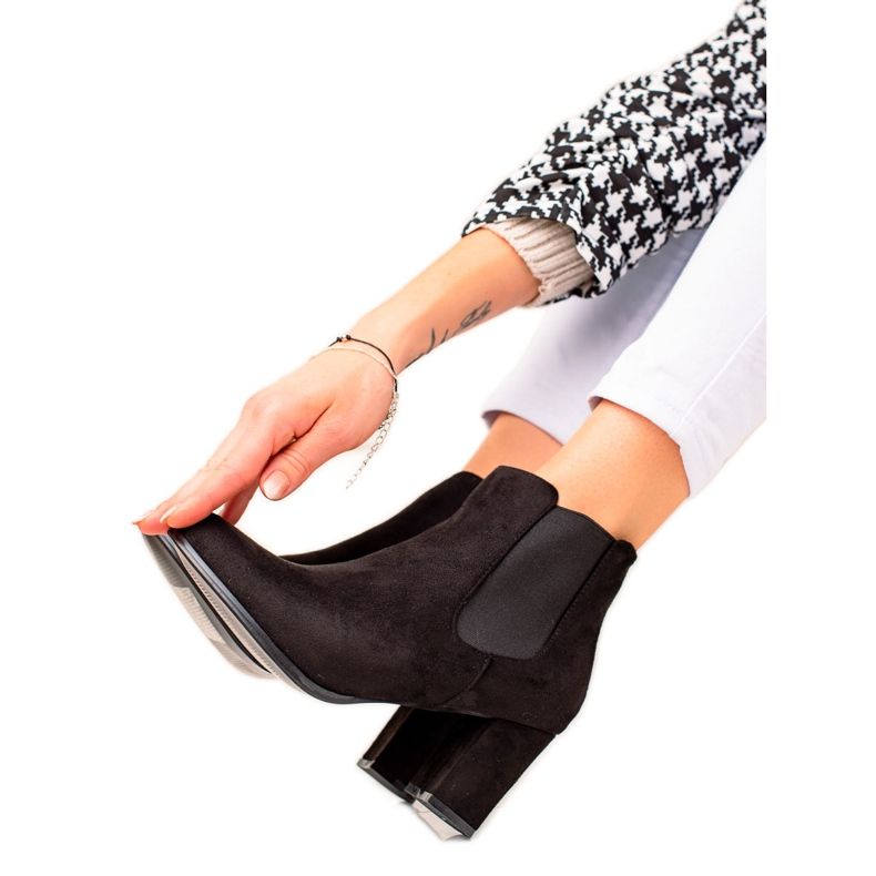 TRENDI Botas casuais em uma postagem preto