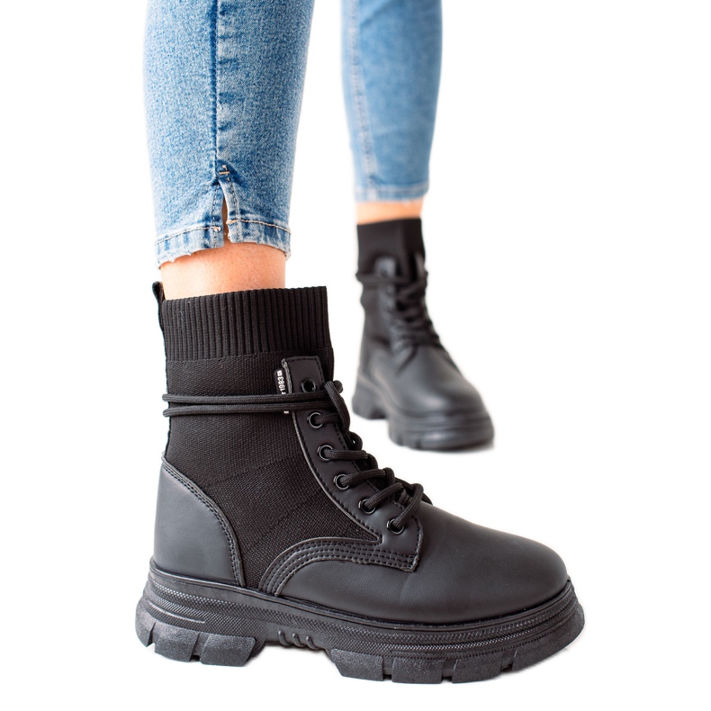 TRENDI Botins pretos com cadarço
