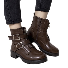 Botas marrons Santos com fecho decorativo marrom