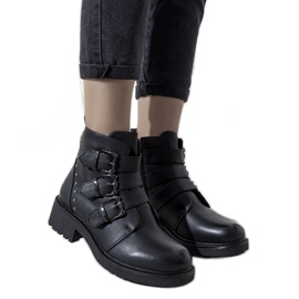Botas pretas com tachas isoladas de Adams preto