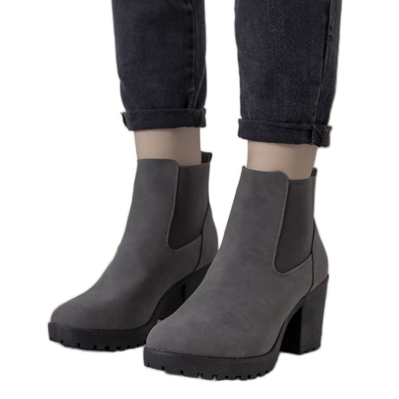 Botas cinza no poste isolado Brooke