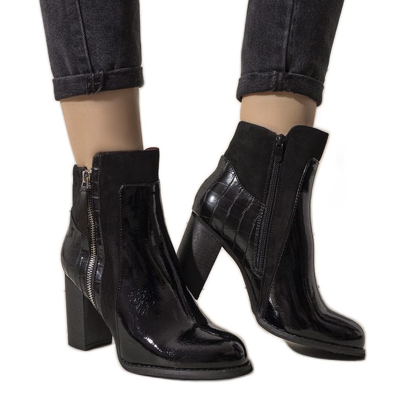 Botas pretas isoladas no posto Witter preto