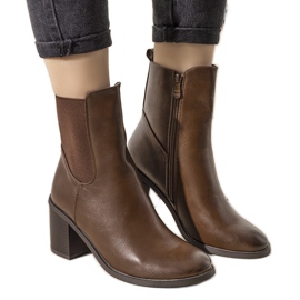 Botas isoladas marrons Michelle castanho