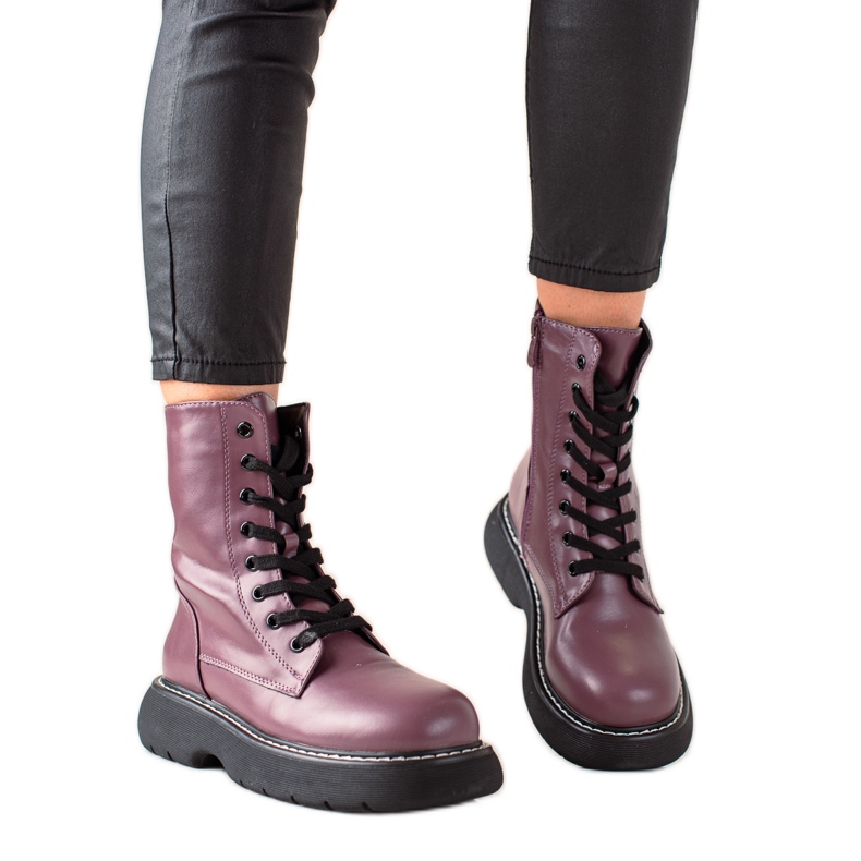 TRENDI Trabalhadores violetas na plataforma tolet