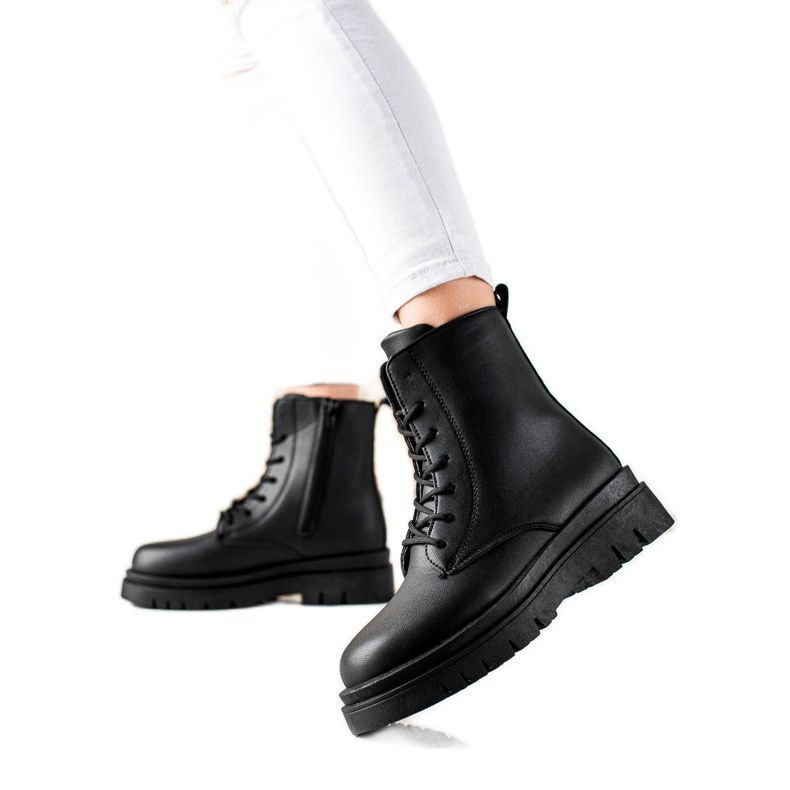 TRENDI Armadilhas pretas clássicas na plataforma preto