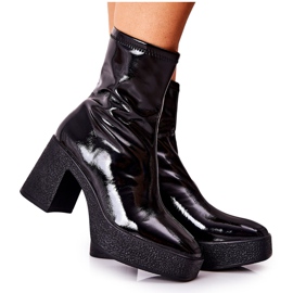 FJ1 Botas envernizadas Botas pretas Myrialla em um poste preto