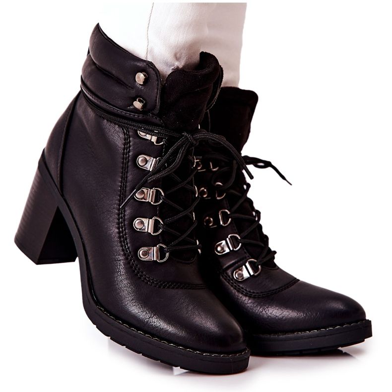 Botas quentes em um poste preto Charmmis
