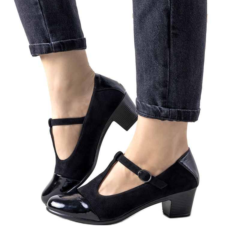 Sapatos pretos em um pilar com um dedo do pé Sobremesa envernizado Sapatos pretos em um pilar com um dedo do pé Sobremesa envernizado