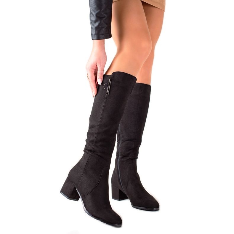 Groto Gogo Botas pretas em um poste baixo preto