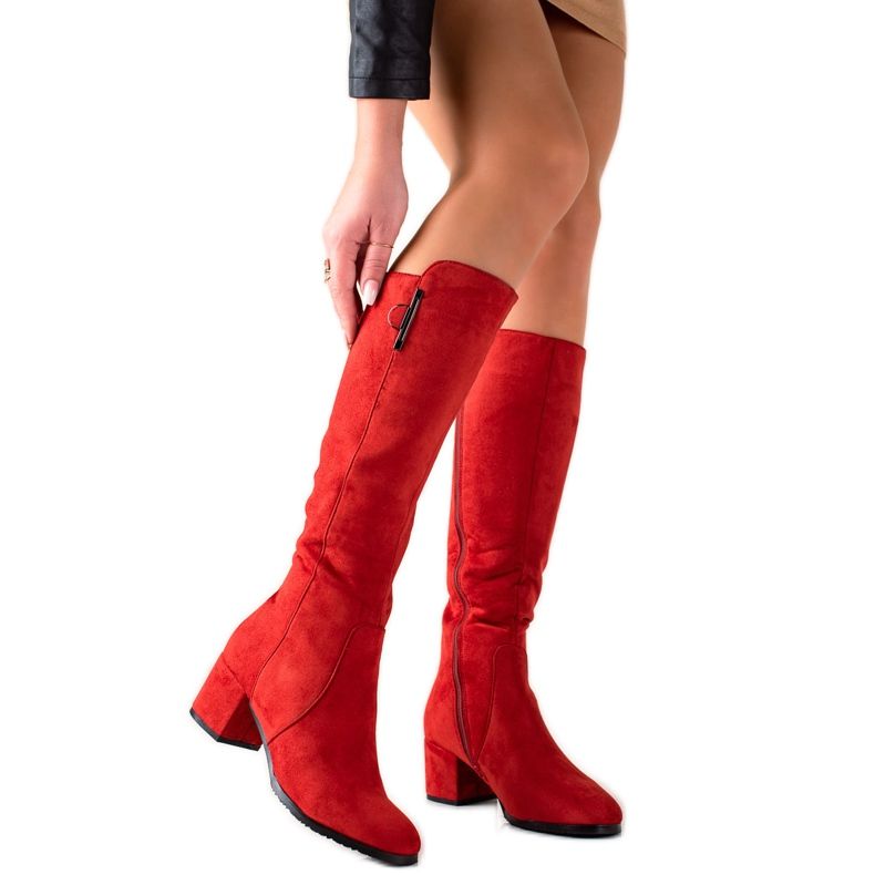 Groto Gogo Botas vermelhas em um poste baixo vermelho