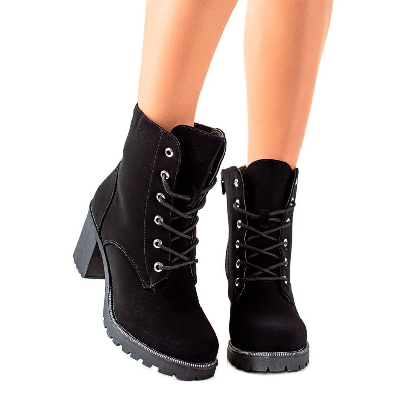 TRENDI Trabalhadores atados em um posto preto