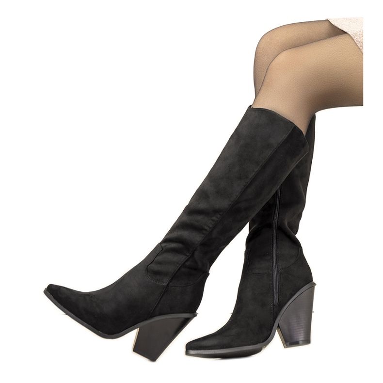 Botas de montaria pretas no poste de Natascia preto