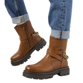 Botas isoladas marrons com corrente Porta castanho