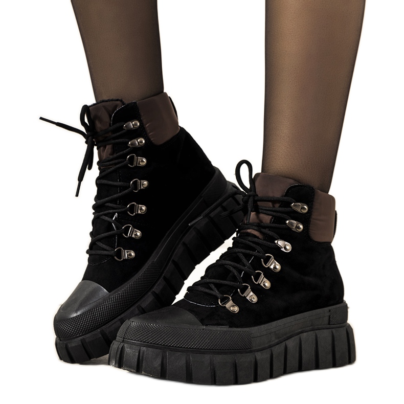 Sapatos femininos pretos, isolados e com atacadores da Calabresi castanho