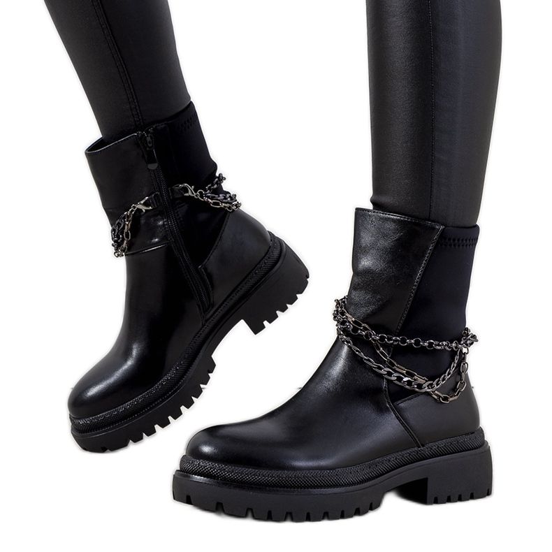 Botas pretas isoladas com correntes Mora preto