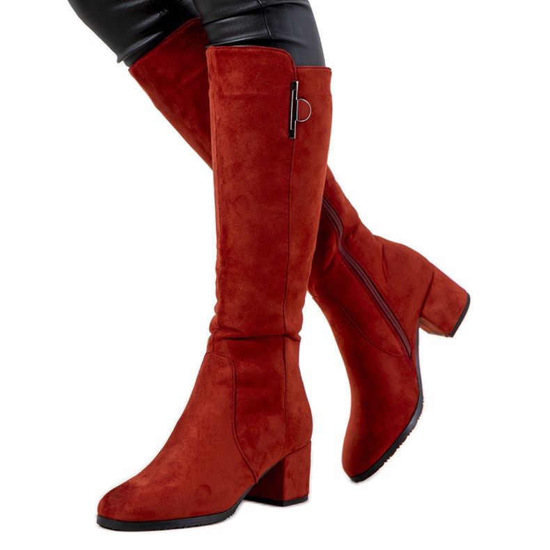 Botas vermelhas no poste isolado Adame vermelho